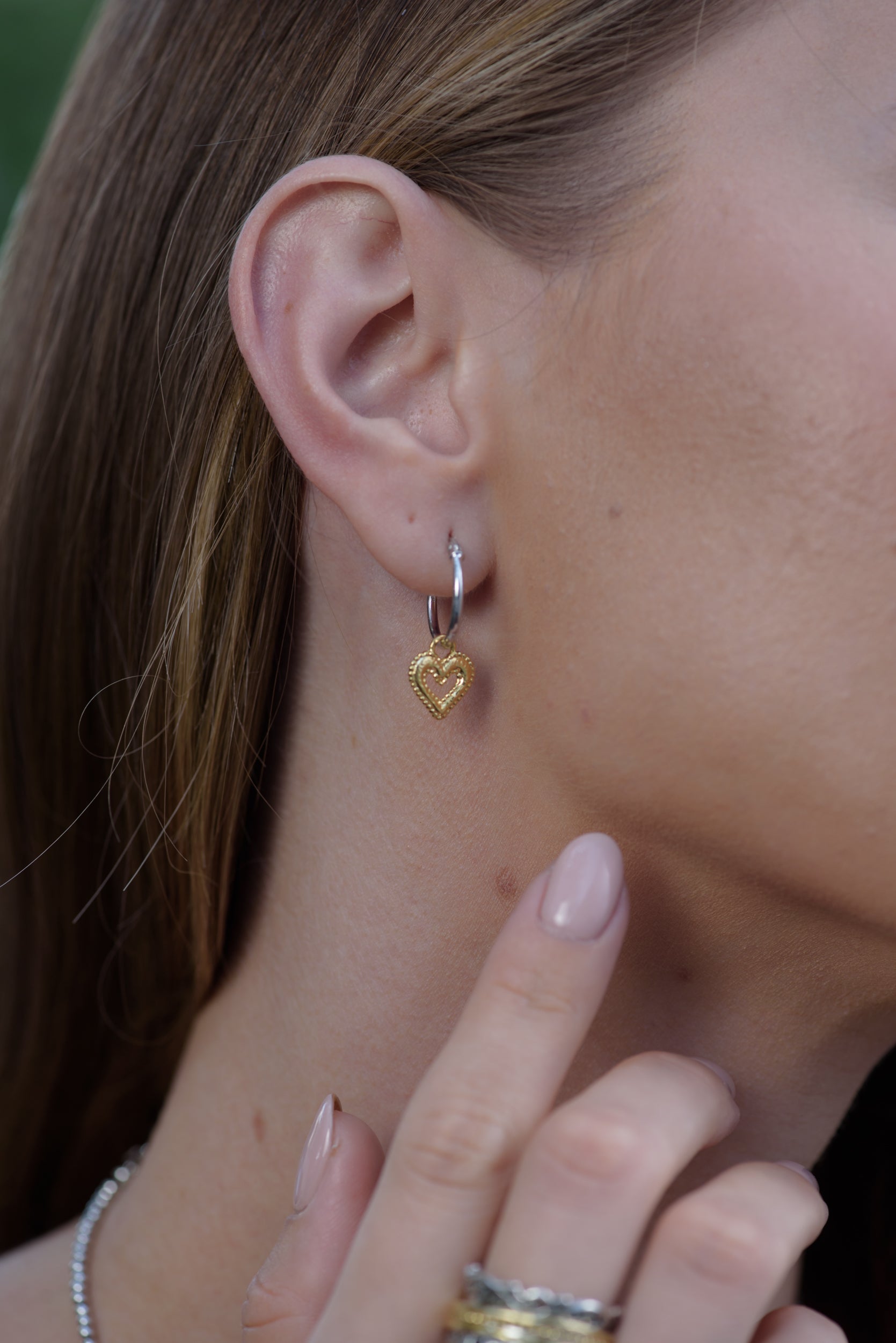 עגילי-חישוק-תלויים-עם-צ'ארם-לב-פתוח-כסף-סטרלינג