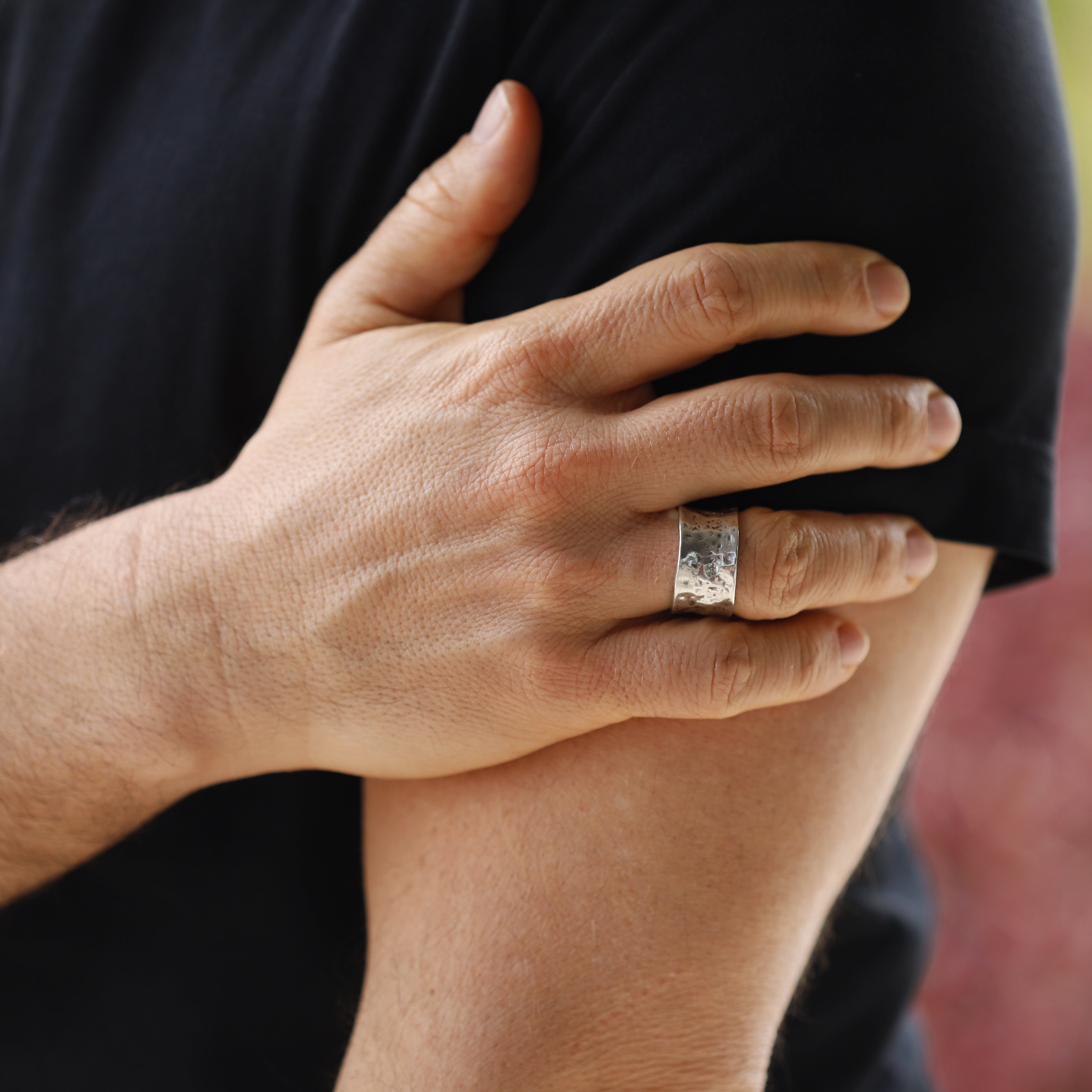 טבעת גברים עם רצועה רחבה