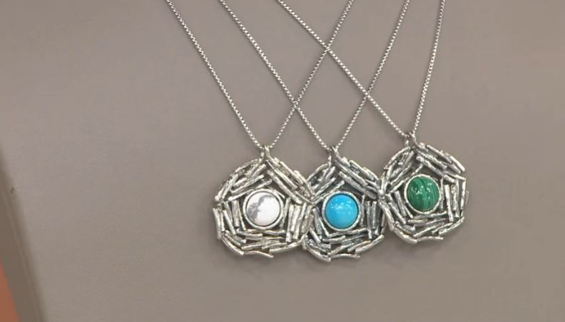 שרשרת בעיצוב קן עם אבני חן