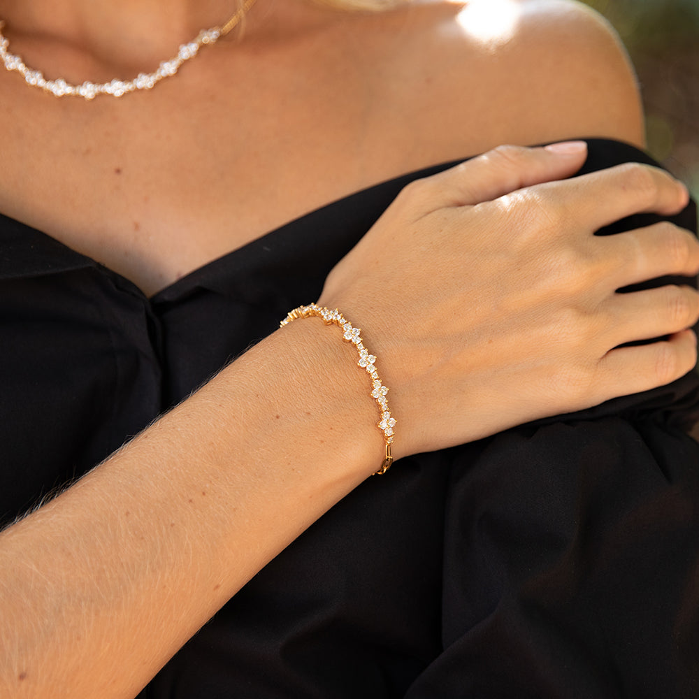 צמיד פרחי עם אבני זרקוניה– עדינות קלאסית עם נגיעה של זוהר