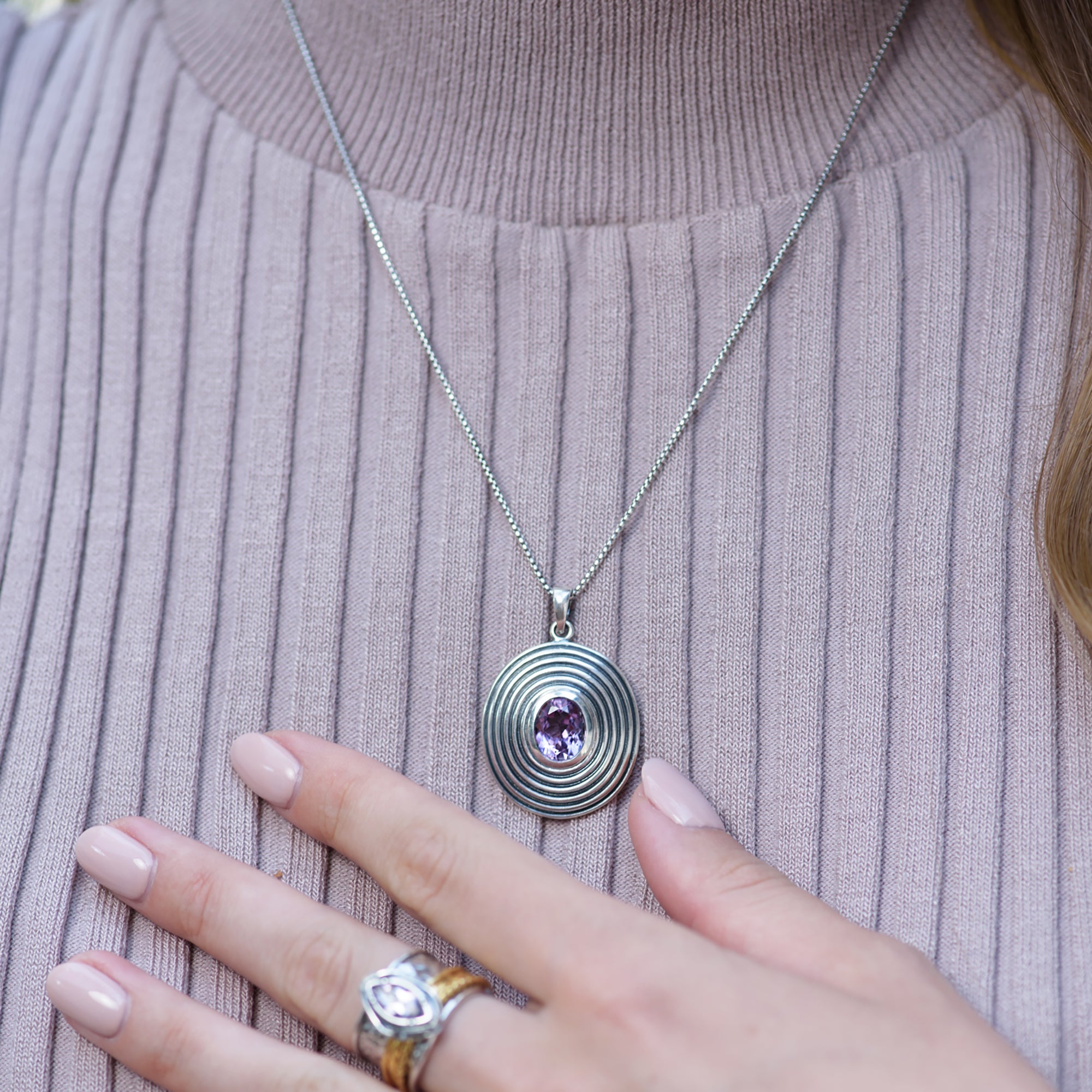 שרשרת כסף עם תליון אובלי ואבן חן