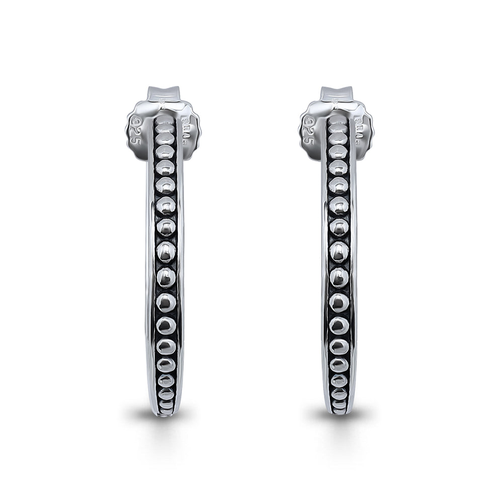 עגילי חישוק סטרלינג כסופים עם טקסטורת חרוזים – ¾ אינץ'